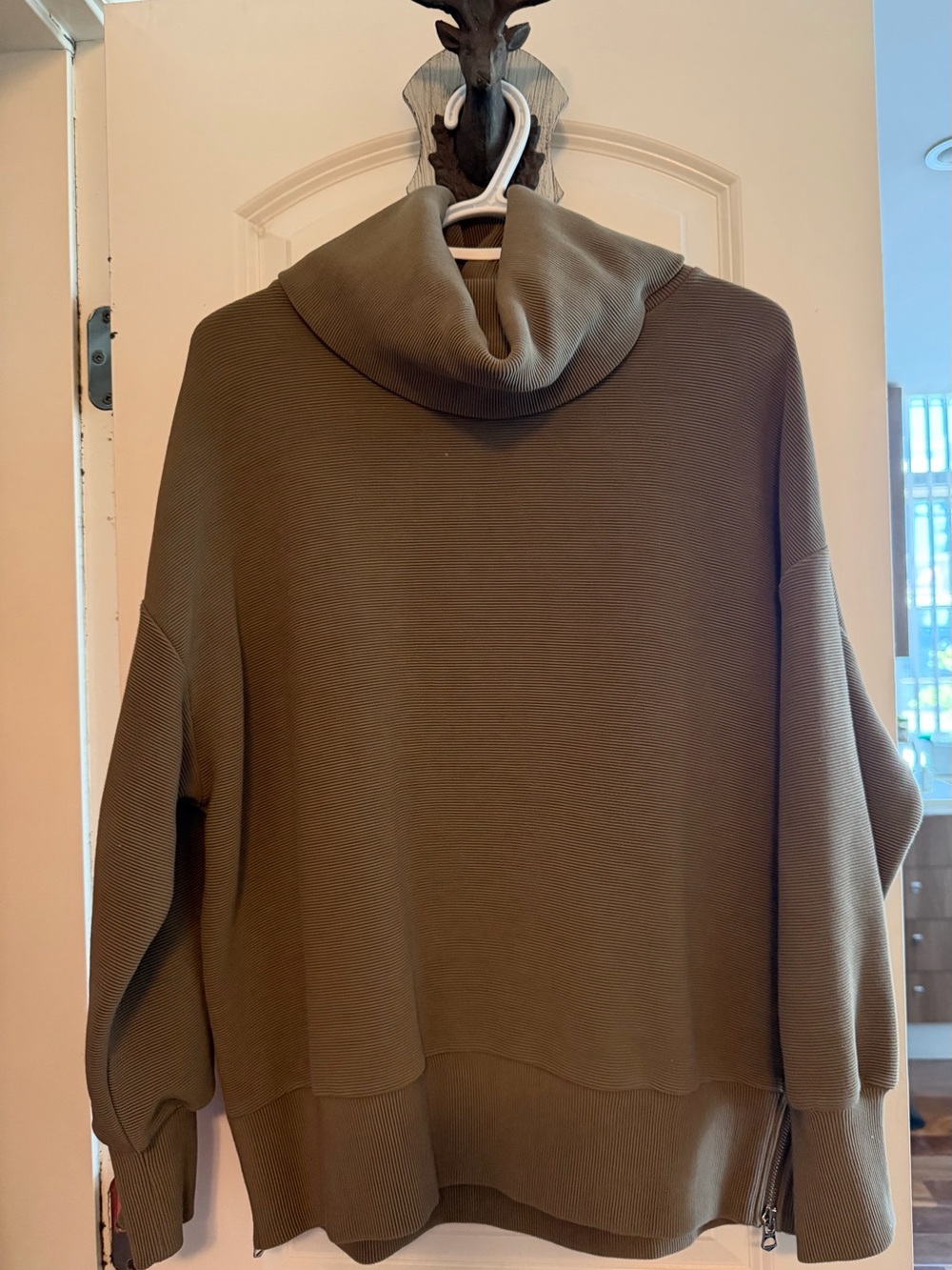 Varley Olive Green Women's Sweater/seestshirt. Size Medium. Worn once.